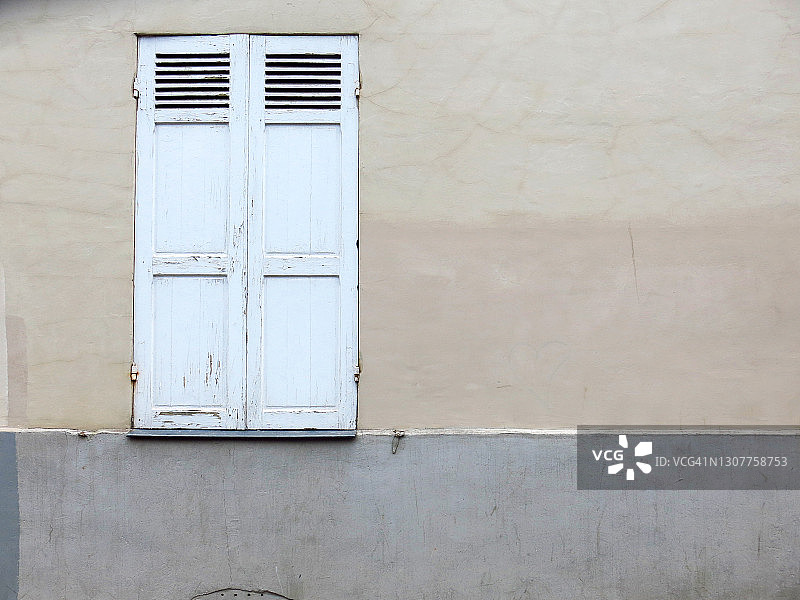 巴黎的白色木百叶窗彩绘建筑立面图片素材