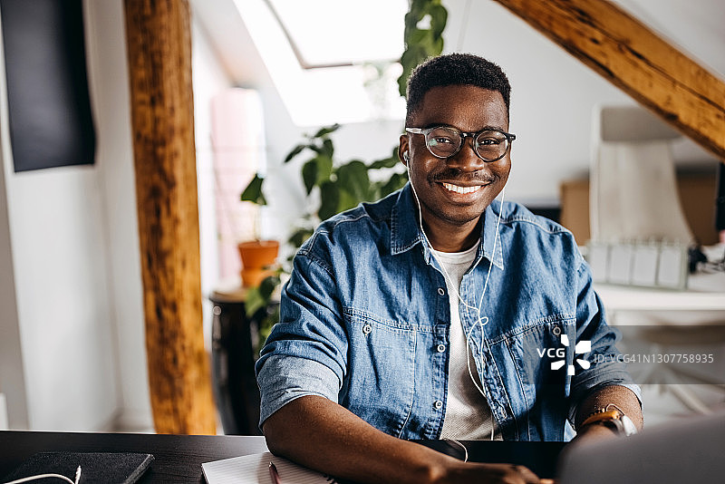 在家工作的年轻黑人男子人像图片素材