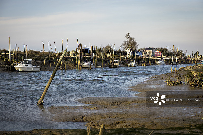 法国马雷讷拉卡宴港的退潮图片素材