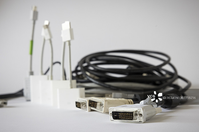 法国蒙塔基斯的电脑线缆堆图片素材