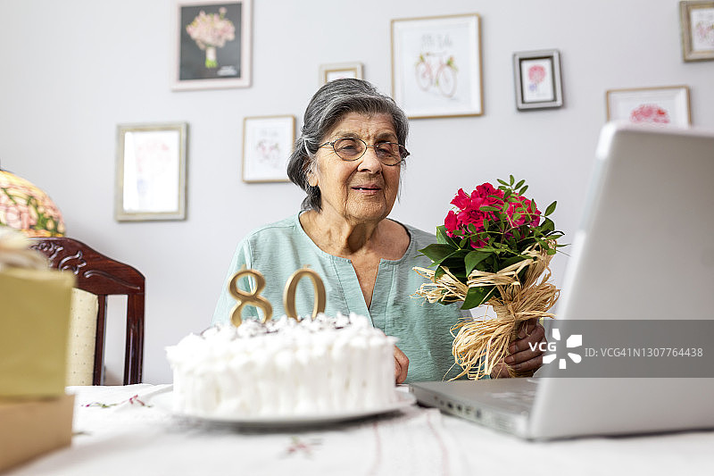 老年妇女庆祝80岁生日图片素材