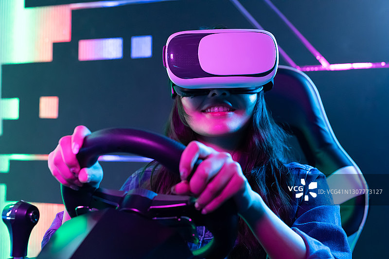 女人玩3D VR游戏图片素材