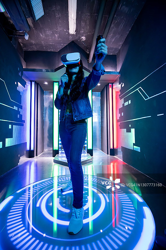 亚洲女性佩戴VR眼镜图片素材