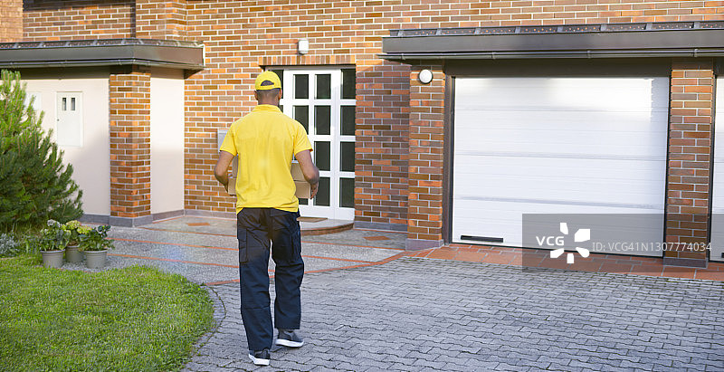 送货员在门口送包裹图片素材
