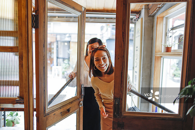 走进餐厅的女人图片素材