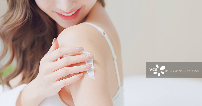 女性手臂皮肤护理概念图片素材