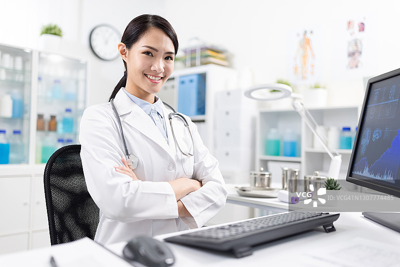 对你微笑的亚洲医生图片素材