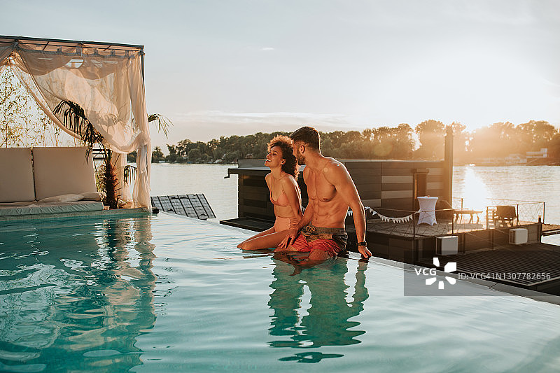 泳池边的完美约会图片素材