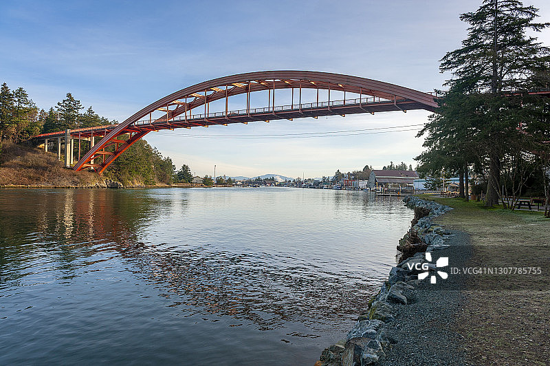 华盛顿州拉科纳市的彩虹大桥图片素材