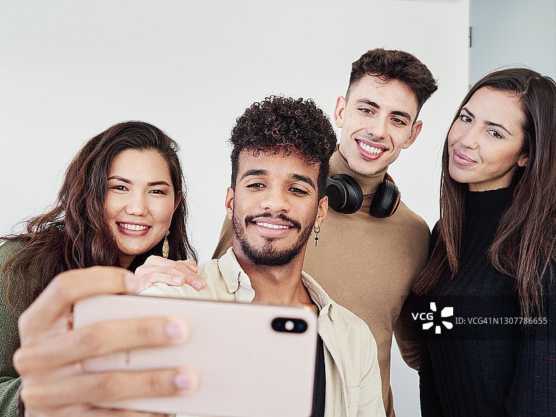 快乐的商人们在办公室自拍图片素材