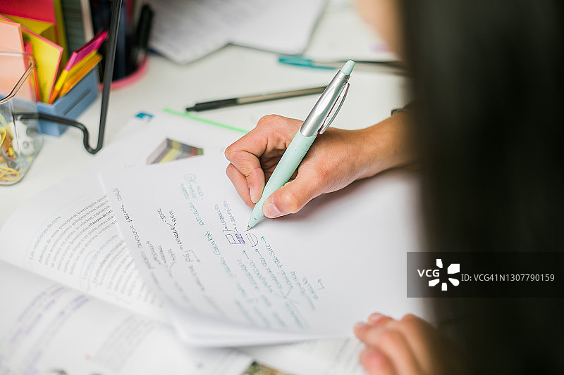 青少年在家上网络课程图片素材