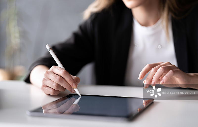 女商人在办公室用数位板签署法律文件图片素材
