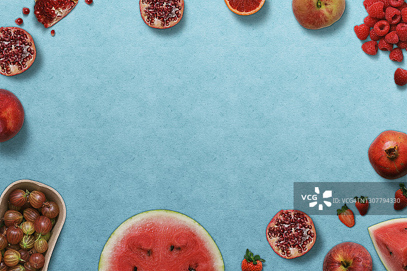 蓝色背景上的红色果蔬画框图片素材