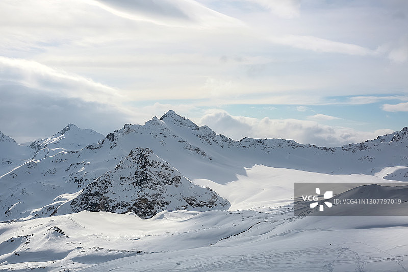 被白雪覆盖的山坡，山上的冬天图片素材