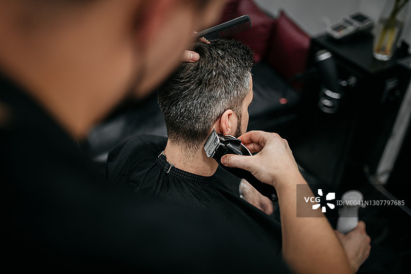 专业理发师剪发图片素材