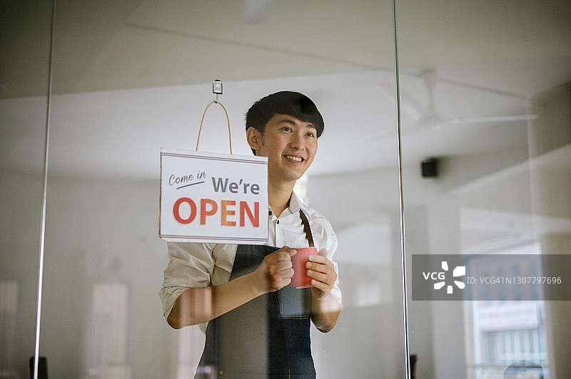 进来享受一杯神奇饮品图片素材
