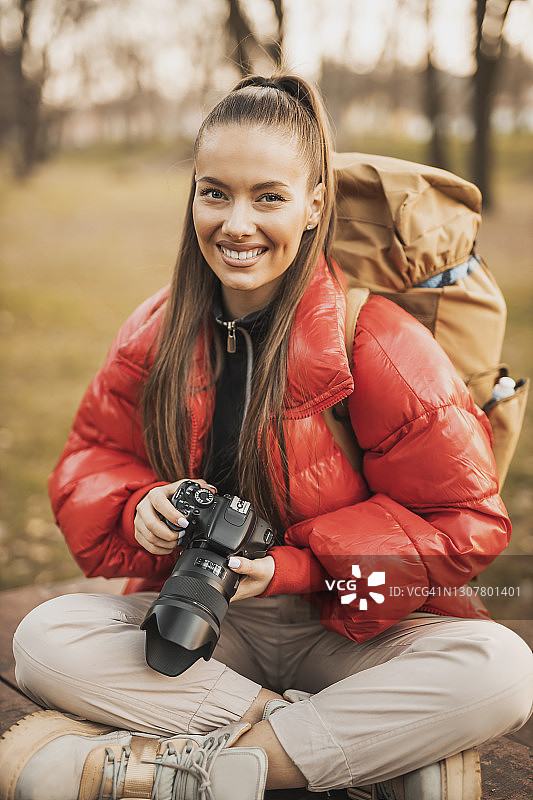 年轻女子在山中徒步摄影图片素材