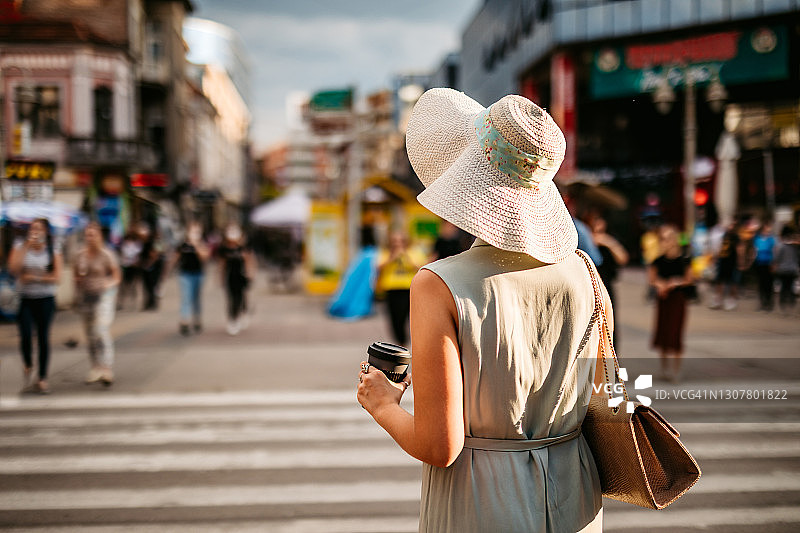 女人穿过街道图片素材