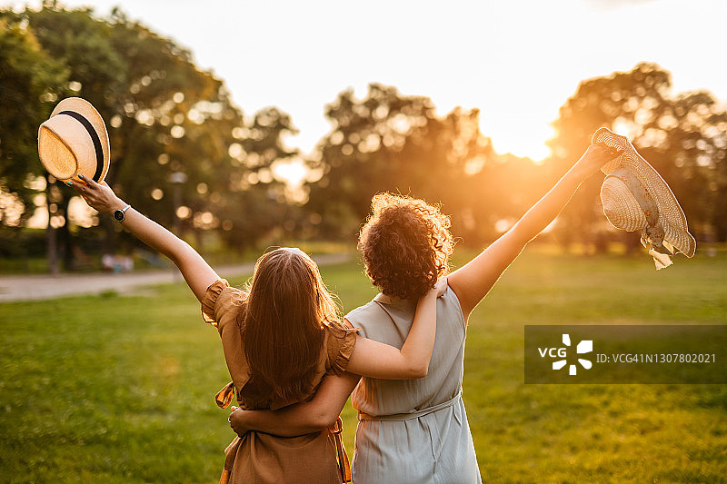 两位女性朋友在自然中相伴图片素材