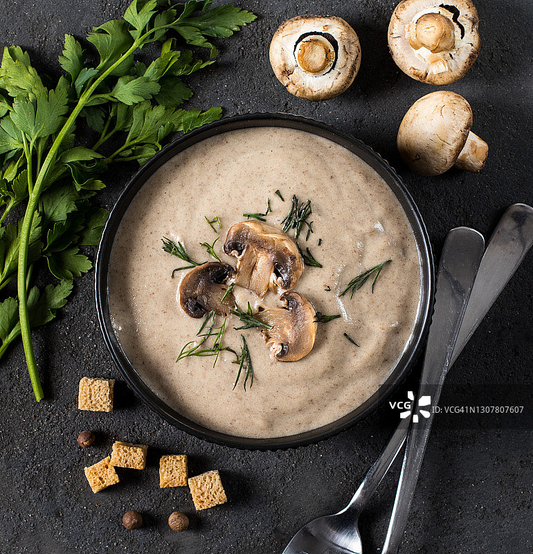 香菇奶油汤配欧芹、莳萝和面包丁图片素材