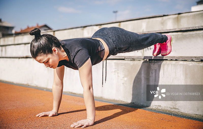 她致力于健身图片素材