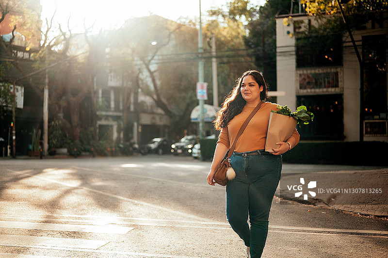女人穿过街道图片素材