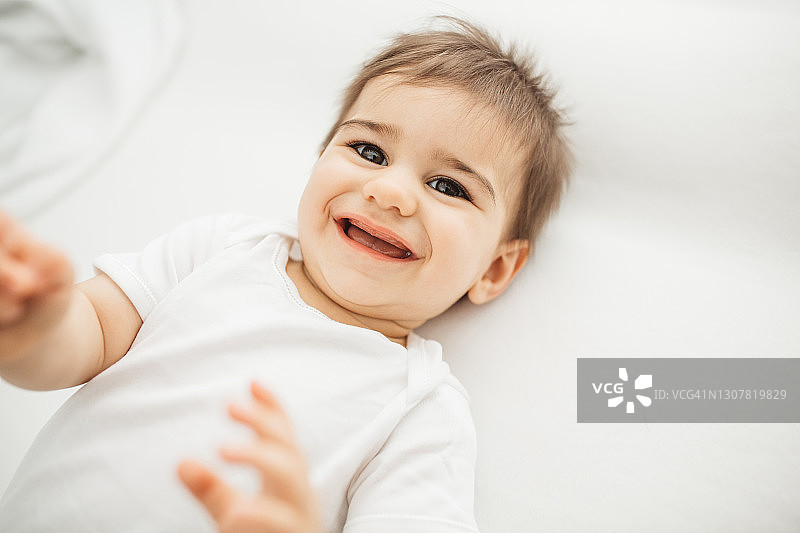 笑眯眯的女婴图片素材