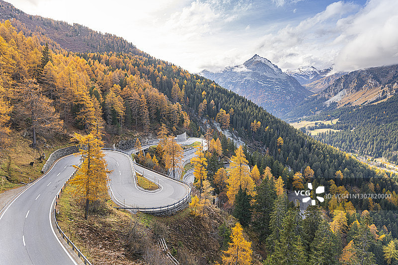 瑞士马洛亚山口的秋日蜿蜒道路图片素材