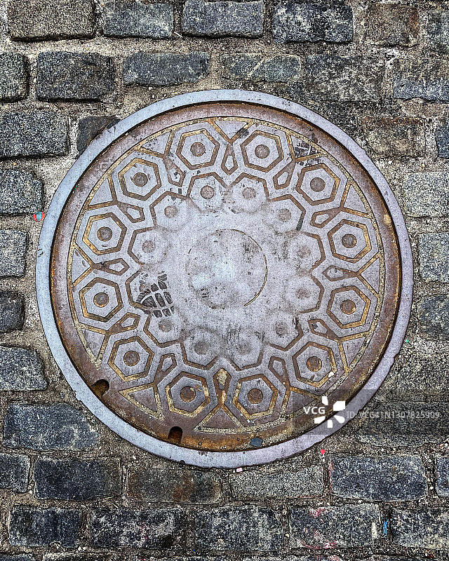 纽约市经典井盖和鹅卵石图片素材