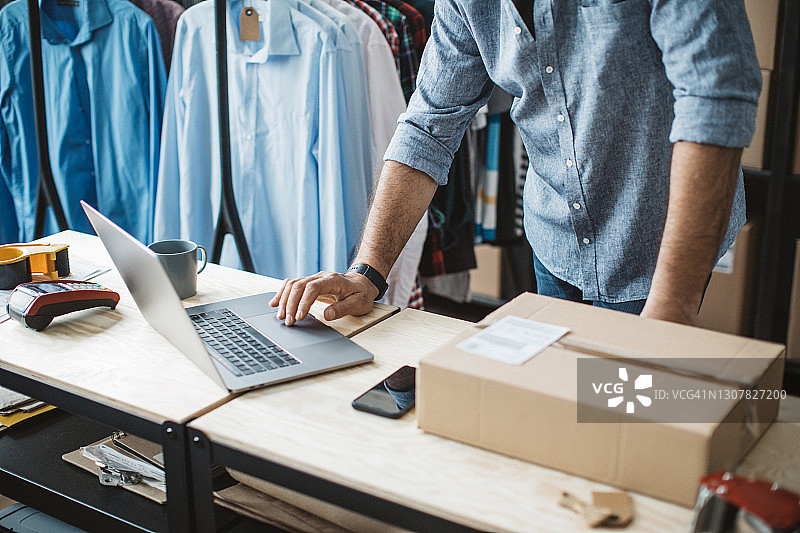 经营网店的中年男人图片素材