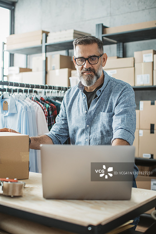 经营网店的中年男人图片素材