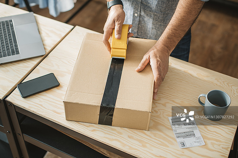 经营网店的中年男人图片素材