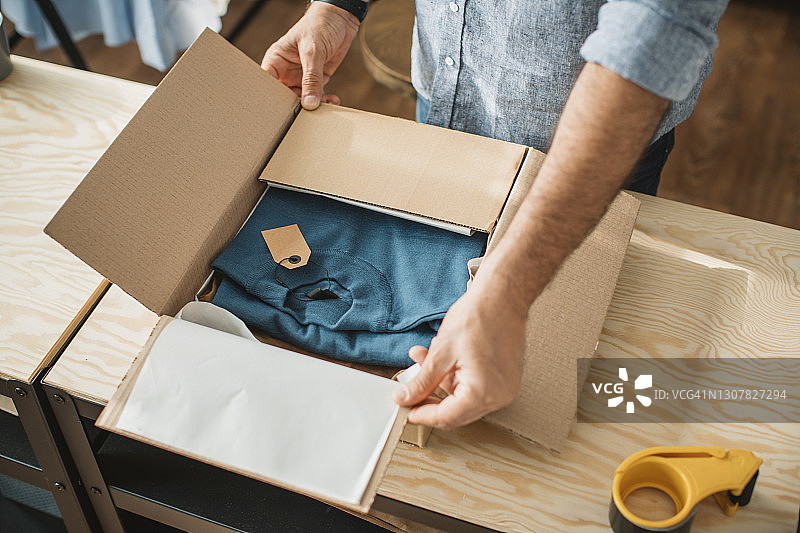 经营网店的中年男人图片素材