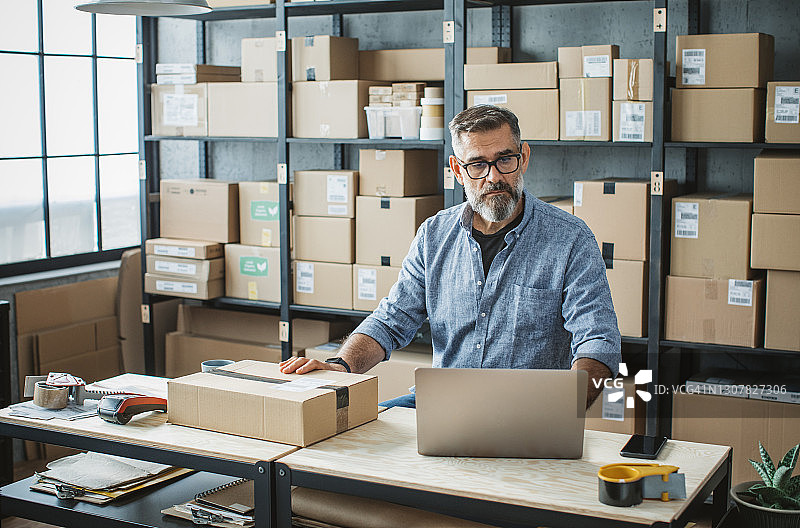 经营网店的中年男人图片素材