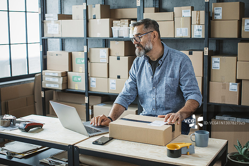 经营网店的中年男人图片素材
