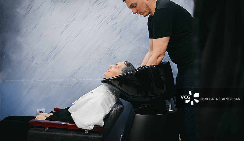 理发师为女士洗头图片素材