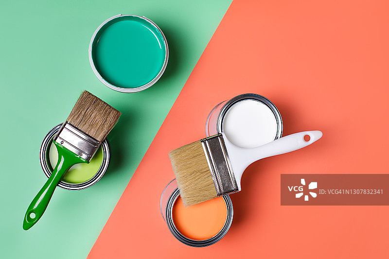 罐装颜料和画笔组合，扁平风格，家居室内重新装修概念图片素材