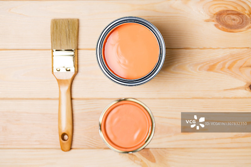 装修用橙色颜料桶和干净的画笔图片素材