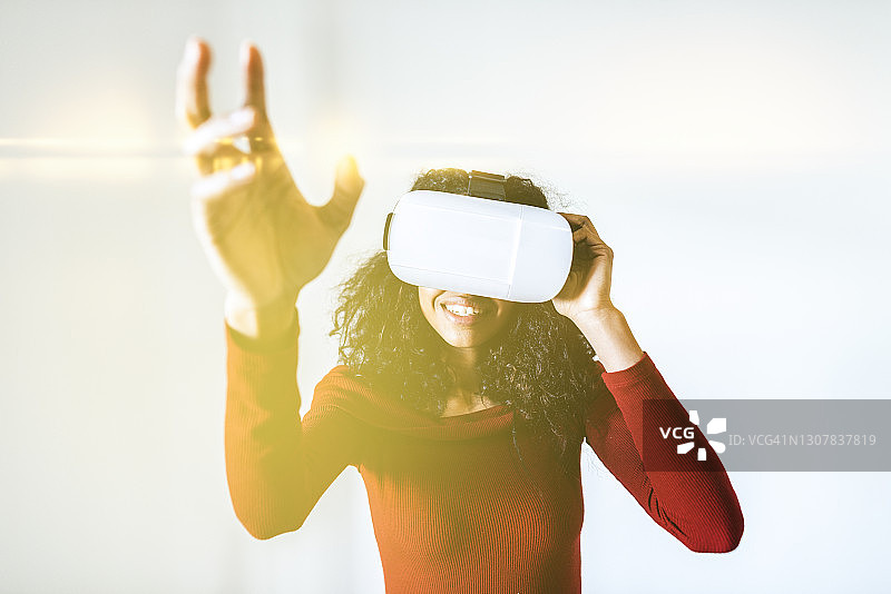 使用VR眼镜的女人图片素材