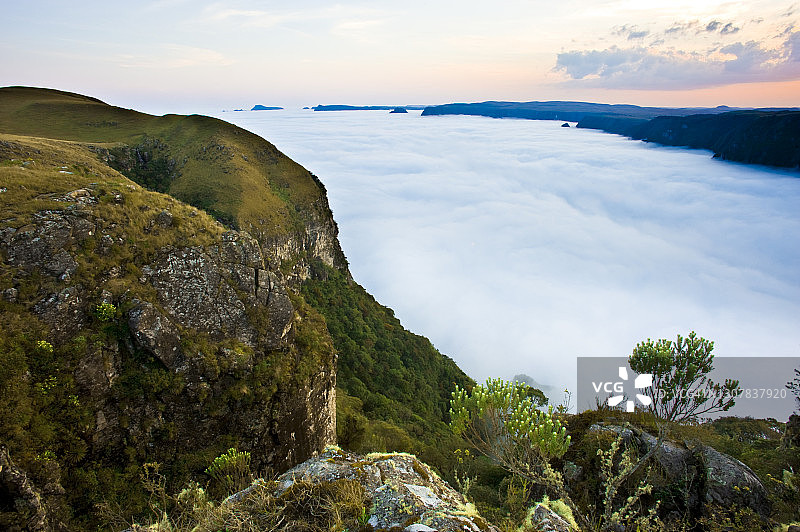 巴西黑山峡谷黎明时的雾图片素材