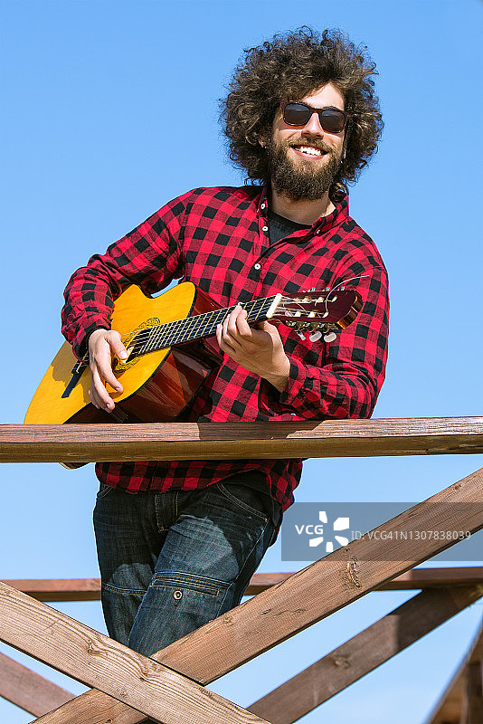 男人在户外弹奏原声吉他图片素材