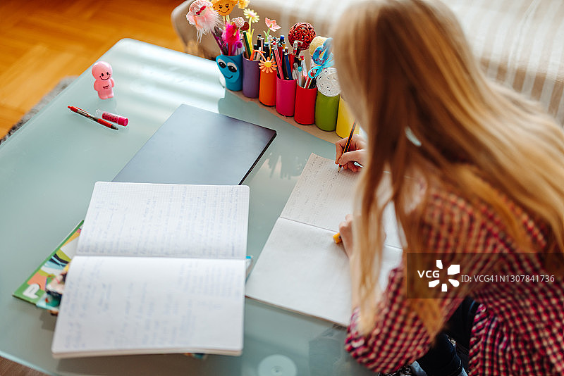 女孩写作业图片素材