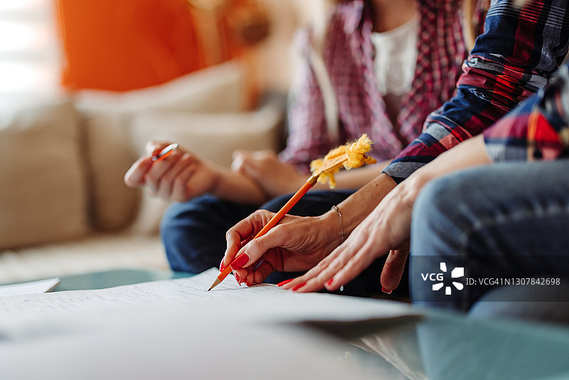 有了母亲的帮助，一切都变得更轻松有趣图片素材