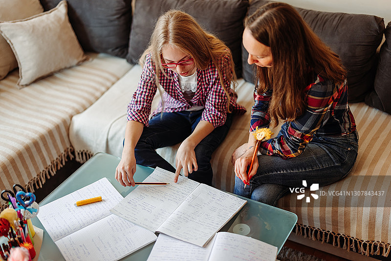 有了母亲的帮助，一切都变得更轻松有趣图片素材