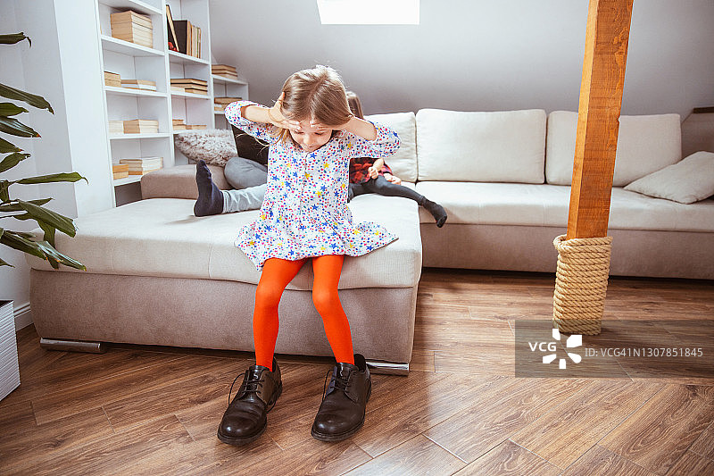 女孩穿着大号鞋子图片素材