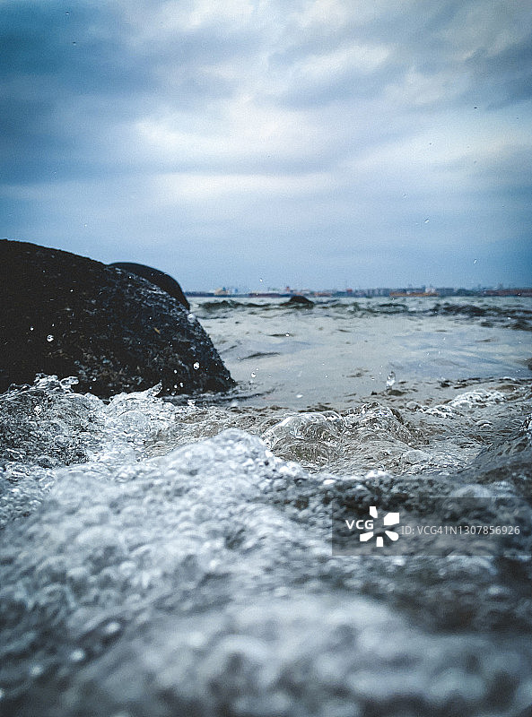 在海上游泳的游泳者视角图片素材
