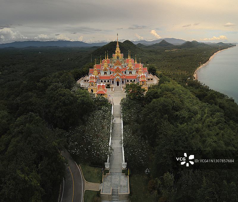 泰国巴蜀府帕玛哈泰佛塔航拍景观，佛教公共财产图片素材