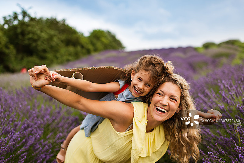 母女在薰衣草田里享受时光图片素材