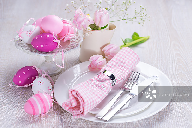 复活节餐桌摆设与春季鲜花餐具节日背景图片素材
