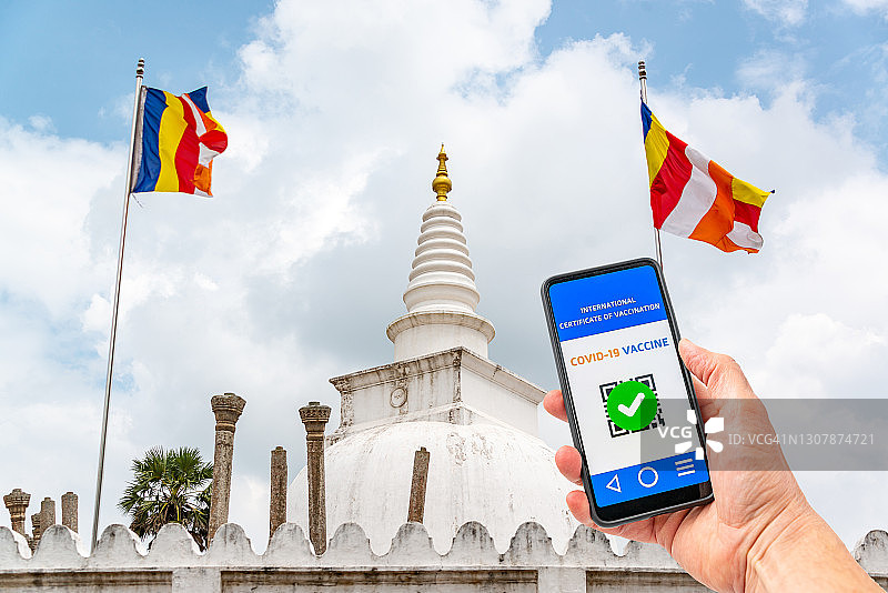 手持带电子疫苗护照的移动设备，斯里兰卡图片素材